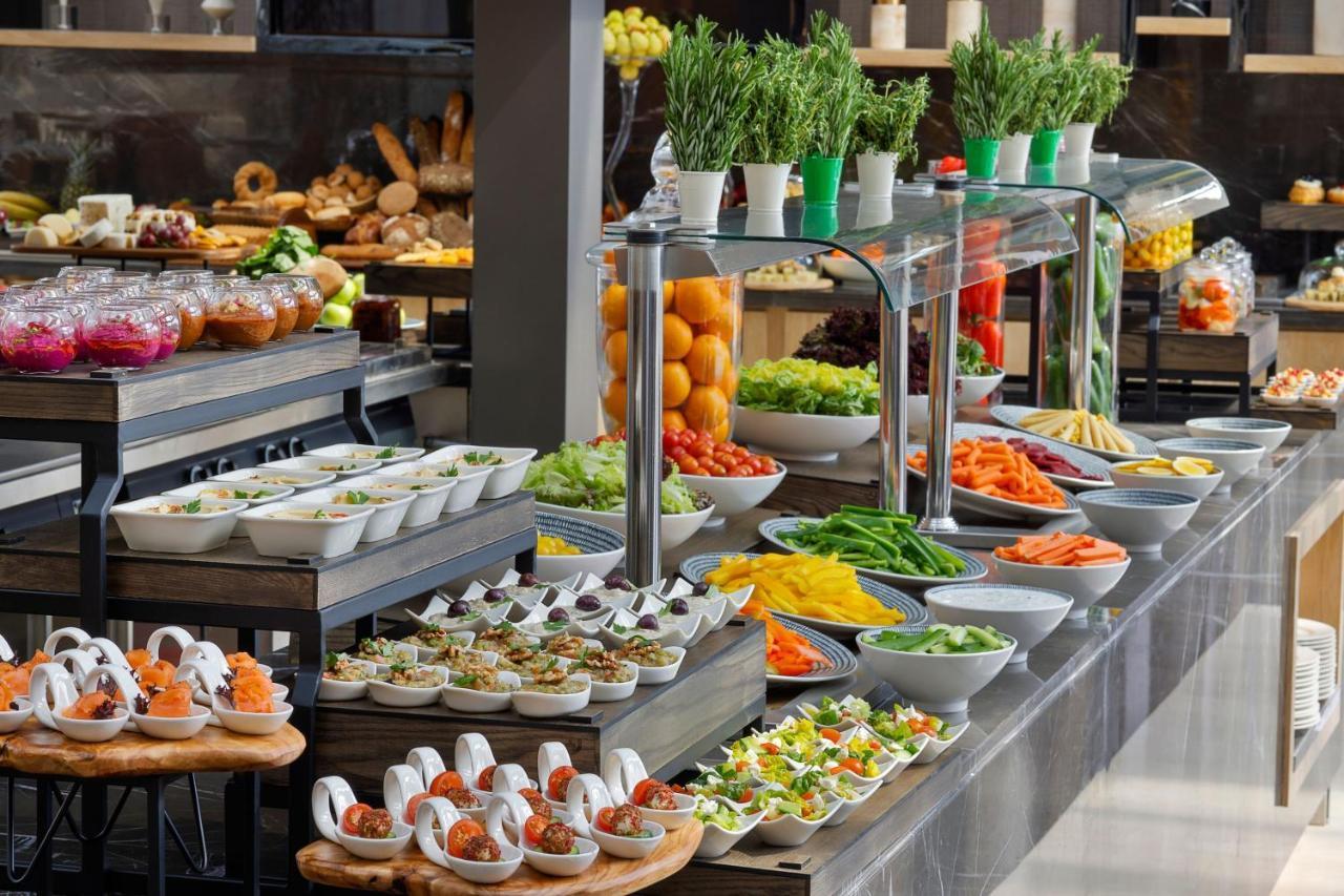 Jeddah Marriott Hotel Madinah Road 외부 사진 A salad bar