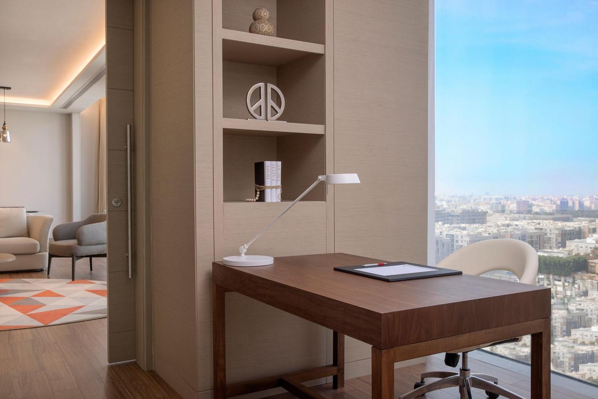Jeddah Marriott Hotel Madinah Road 외부 사진 A work desk in a hotel room
