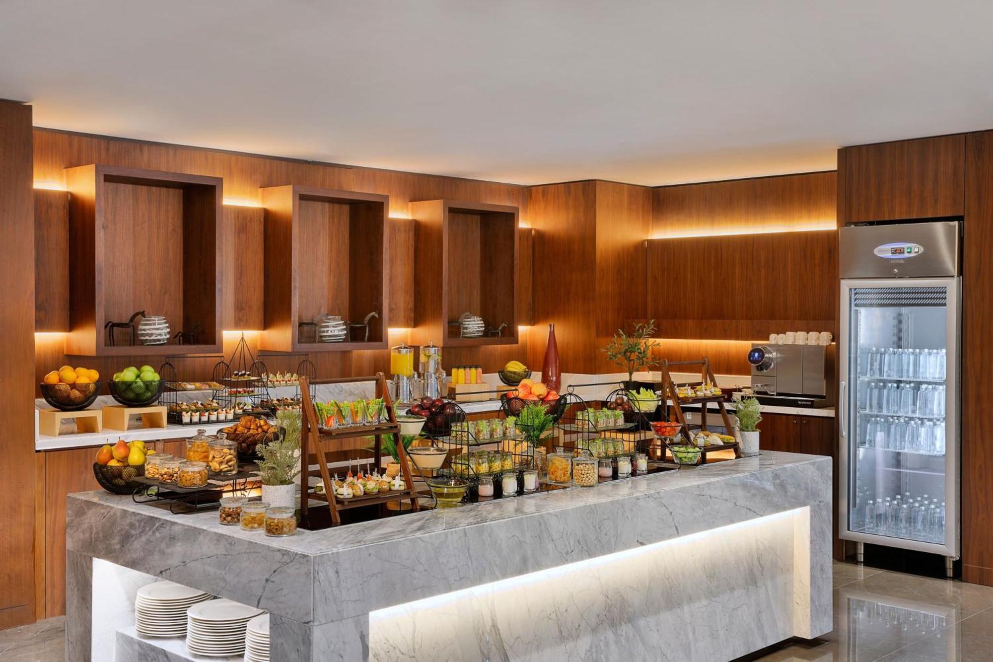 Jeddah Marriott Hotel Madinah Road 외부 사진 The buffet at the lounge