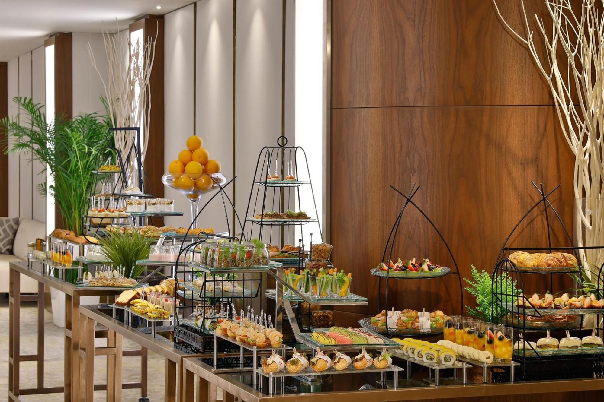 Jeddah Marriott Hotel Madinah Road 외부 사진 A buffet at a hotel